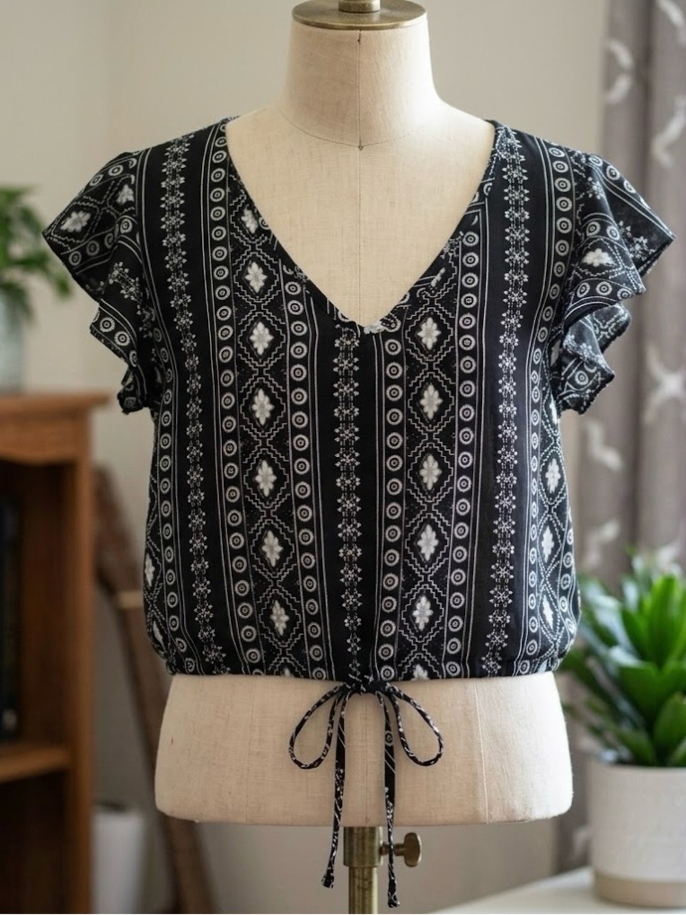 Women's Black Patterned V-Neck Tie-Waist Crop Top